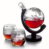 Whiskey Karaf Set Wereldbol - Luxe Cadeau met 2 Whiskeyglazen - 910ml Glazen Wereldbol Karaf op Houten Standaard - Inclusief Luxe Glazen Set van 250ml